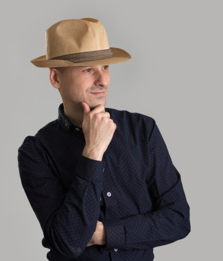 adam giyen fedora şapka