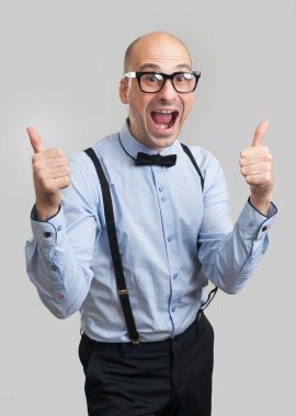 komik adam papyon ve jartiyer giymiş