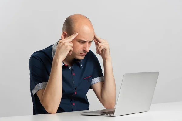 Homme sérieux penser et regarder ordinateur portable — Photo