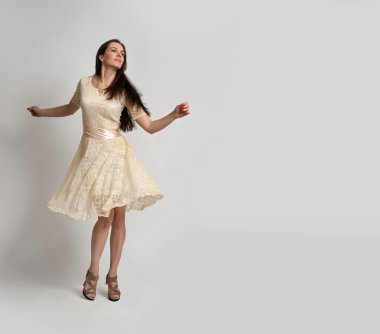 genç güzel beyaz esmer elbiseli