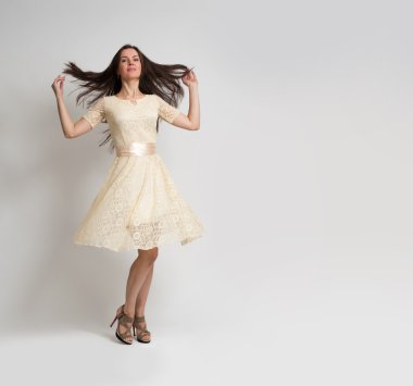 genç güzel beyaz esmer elbiseli