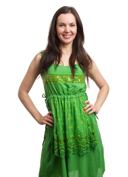Mladá krásná žena v zelených šatech s úsměvem — Stock fotografie
