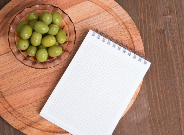 Ingeblikte groene olijven — Stockfoto