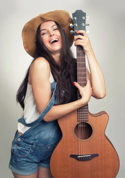 Menina com guitarra acústica — Fotografia de Stock