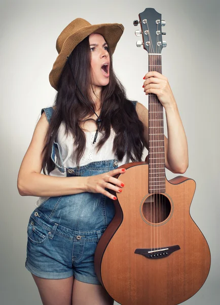 Menina com guitarra acústica — Fotografia de Stock