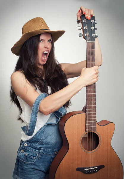 Menina com guitarra acústica — Fotografia de Stock