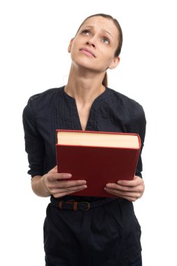 kitap ararken yorgun kızla