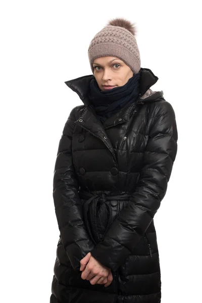 Frau mit Jacke, Strickmütze und Schal — Stockfoto