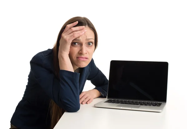 Mujer de negocios cansada con portátil en el escritorio —  Fotos de Stock