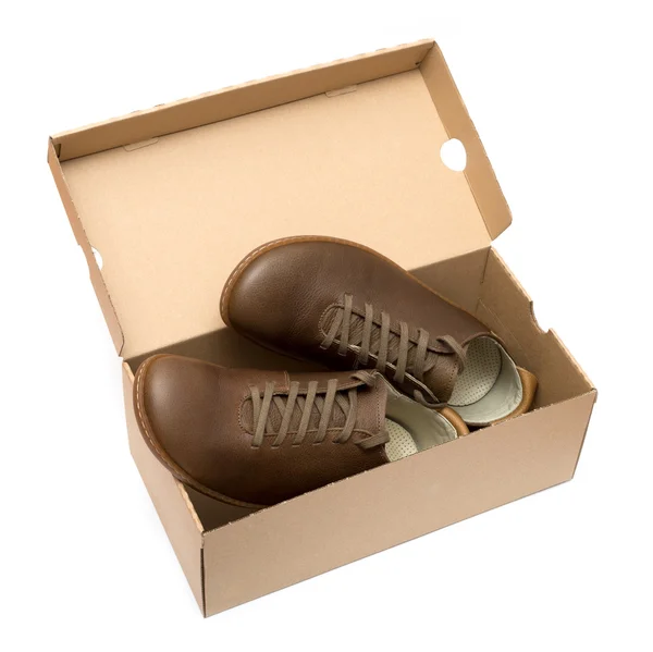Novo sapato marrom na caixa isolada no fundo branco — Fotografia de Stock