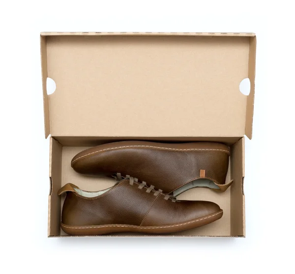 Новая коричневая обувь в коробке изолированы на белом фоне — стоковое фото