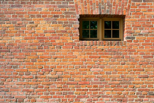 Petite fenêtre moderne en plastique sur fond ancien mur de briques vintage — Photo