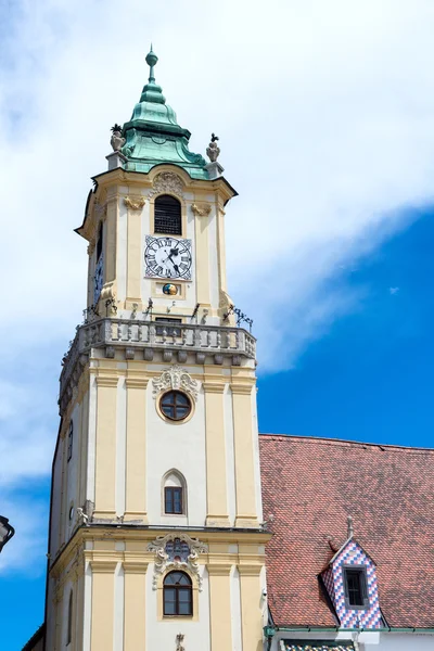 Город Братислава - вид на Старую ратушу с главной площади Брата — стоковое фото