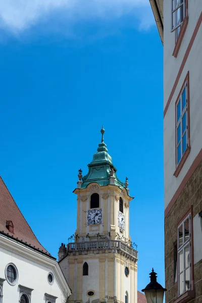 Bratislavy - pohled ze staré radnice od hlavního náměstí v spratek — Stock fotografie