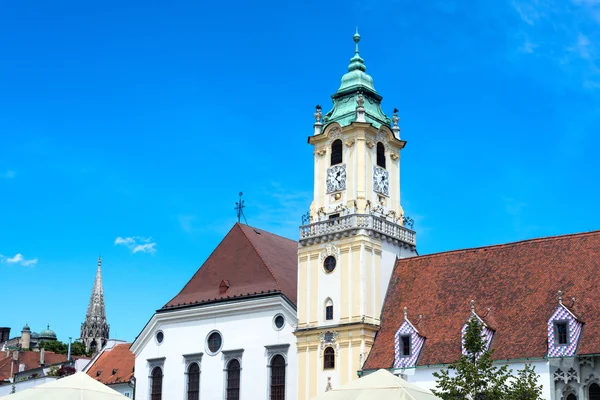 Міста Братислава - перегляд Староміська ратуша від головної площі в хлопчисько — стокове фото