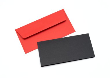 Beyaz arka plan üzerinde izole kırmızı zarf