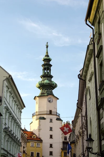 Знаменитая сторожевая башня St. Michaels в старом городе Братислава Си — стоковое фото