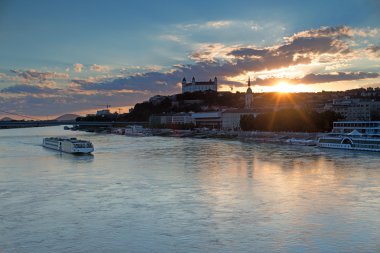 Bratislava castle ve nehir Tuna - Slovakya görüntüleme