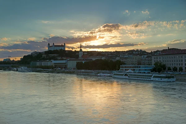 Vista sobre o castelo de Bratislava e o rio Danúbio - Eslováquia — Fotografia de Stock