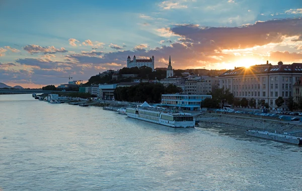 Vista sobre o castelo de Bratislava e o rio Danúbio - Eslováquia — Fotografia de Stock