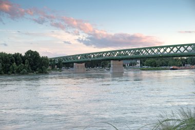 setin Bratislava Tuna