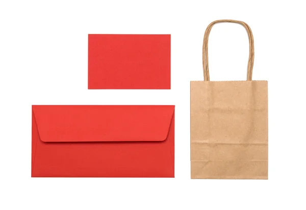 Envelope vermelho e saco sobre um fundo branco — Fotografia de Stock