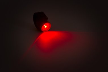 Kuyruk gri arka plan üzerinde kırmızı ışık renk görüntüsünü