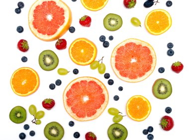 beyaz arkaplanda izole taze meyveler