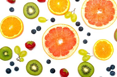 beyaz arkaplanda izole taze meyveler