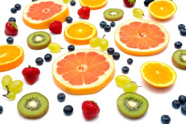 beyaz arkaplanda izole taze meyveler