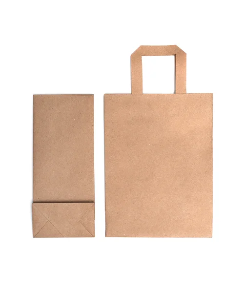 Bolsas de papel marrón en blanco aisladas sobre fondo blanco —  Fotos de Stock