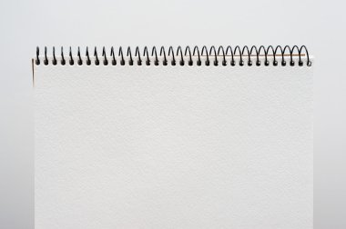 Boş beyaz Notebook beyaz zemin üzerine yakın çekim