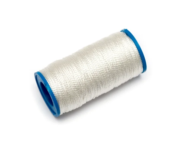 白い背景に隔離された糸のスプール — ストック写真