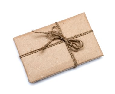 parsel üzerinde beyaz backgrou izole kahverengi kraft kağıt ile sarılmış.