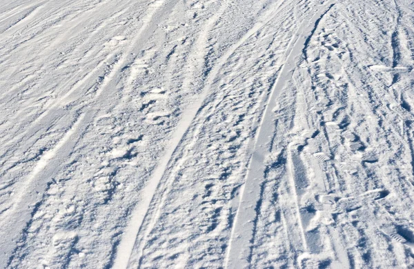 Foto de cerca de las marcas de esquís en la pendiente de nieve — Foto de Stock