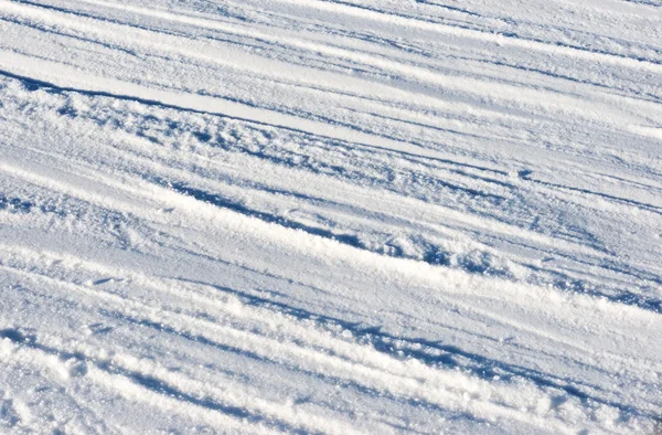 Foto de cerca de las marcas de esquís en la pendiente de nieve — Foto de Stock