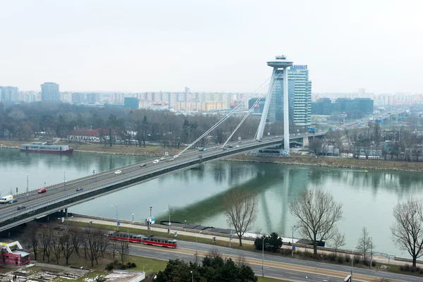 Skyline de Bratislava avec Pont de l'insurrection nationale slovaque — Photo