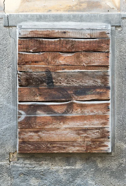 Una vieja pared de ladrillo exterior con una vieja ventana tapiada listo fo —  Fotos de Stock
