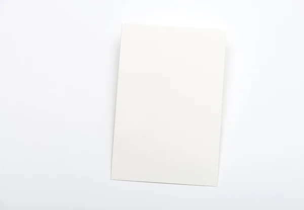 Cartão branco em branco sobre um fundo claro — Fotografia de Stock