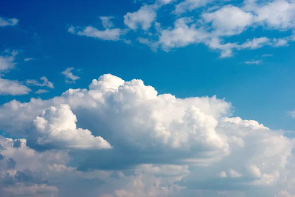 Fehér felhők a kék égen — Stock Fotó