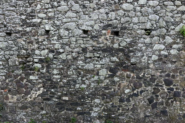 Vecchio castello di pietra struttura muraria con finestre di cannone — Foto Stock