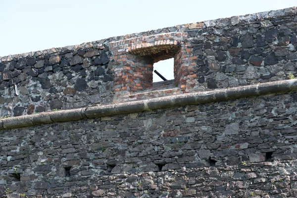Vecchio castello di pietra struttura muraria con finestre di cannone — Foto Stock
