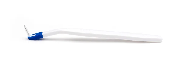Cepillo de dientes entre los dientes sobre un fondo blanco aislado — Foto de Stock