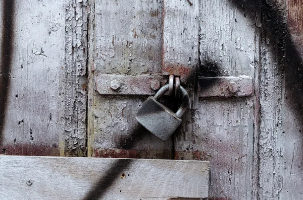 Frammento di una vecchia porta di legno con vecchie serrature — Foto Stock