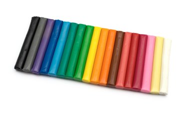 Beyaz arkaplanda izole edilmiş renkli plastikler.