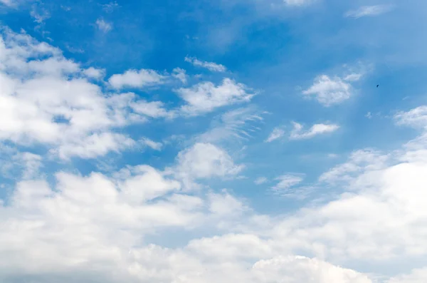 Blank himmel yta med små moln — Stockfoto