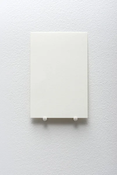 Prázdná bílá karta na bílé — Stock fotografie