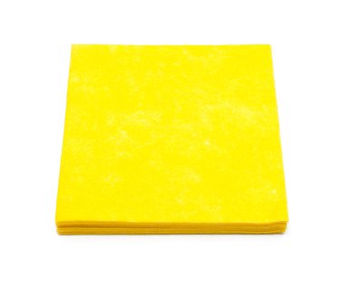 Temizlik için sarı peçeteler. Beyaz bir arka plan üzerinde