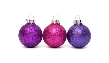 Beyaz arka planda noel topları