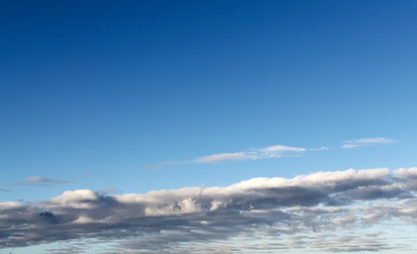 Nuvole bianche su sfondo blu — Foto Stock